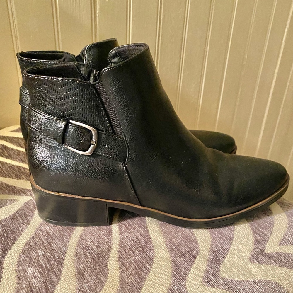Baretraps Womens Size 8 ankle boots.